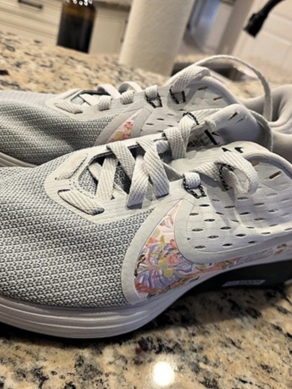 Nike Zoom Strike 2 Premium Floral Swoosh Athletic Shoes Gray & White